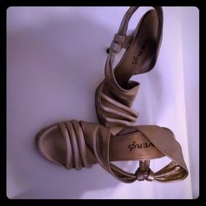 8 1/2 Vero Cuoio gold open toed heels